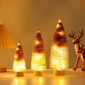 Nahaufnahme von drei leuchtenden Weihnachtsbäumen mit Holzfuß und warmem LED-Licht - 20cm / Orange & Weiß Zweifarbig