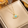 Collana Evil Eye dorata con ciondolo in smalto blu e cristallo su scatola beige - Oro