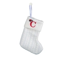 Detail van witte gebreide kerstsok met kabelpatroon en rood geborduurde letter C - Letter C