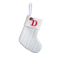 Detail van witte gebreide kerstsok met een rood geborduurde letter D en kerstmuts - Letter D
