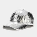 Vue détaillée d'une casquette de baseball en PU argenté avec texture plissée brillante - Argent (Style Plissé)