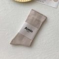 Minimalistische khakifarbene Morandi Baumwollsocken mit vertikaler Rippenstruktur - Einheitsgröße / Malvengrau