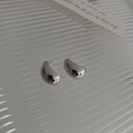 Makroaufnahme silberner Tropfenohrringe auf einer Glasoberfläche für minimalistischen Look - Legierung/925 Sterling Silber Stift / C-Förmiger Bohnen-Stil / Silber