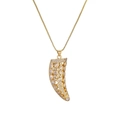 Collier luxueux avec pendentif corne doré et zircons étincelants sur fond blanc - Blanc