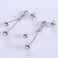 Orecchini a perno a forma di C in metallo argento con catenelle a sfera su sfondo bianco - Color Acciaio