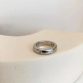Anillo elegante de latón plateado con circonitas redondas brillantes y un diseño minimalista - Anillo Sencillo de Circonia Plateada