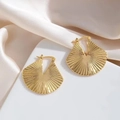 Orecchini a ventaglio placcati oro 24k con texture laser su supporto bianco - 24K / Oro