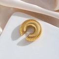 Minimalistische gouden oorklem met verticale geribbelde textuur op witte standaard - Enkel Stuk / Goud