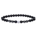 Primer plano de cuentas negras mate de 6 mm y una cuenta central de mármol en pulsera elástica - Howlita