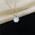 Collar minimalista de acero de titanio chapado en oro 18k con colgante hexagonal de nácar - Dorado