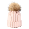 Hellrosa Damen-Strickmütze mit vertikalem Rippenmuster und großem Naturfell-Pompon - Hellrosa