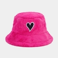 Detailaufnahme des flauschigen rosa Plüsch-Anglerhuts mit kontrastierendem Herz-Patch - M (56-58cm) / Rosarot