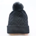 Damen Strickmütze mit Fleece-Futter, Kunstpelz-Bommel und silbernen Perlen für den Winter - Verstellbar / Schwarz