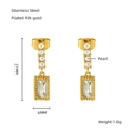 Vista dettagliata di orecchini in acciaio placcati oro 18k con perle e zirconi - Zirconia Bianca