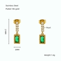 Dettaglio di orecchino vintage in acciaio placcato oro 18k con perla e pietra verde - Zircone Verde