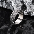 Vintage Drachenschuppen Ring aus Titanstahl für Herren auf schwarzem Felsen Hintergrund - US 7 / Stahlfarbe