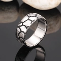 Anillo punk de titanio plateado con textura de grietas oxidadas, visto desde un ángulo de 45 grados - US 10 / Color Acero