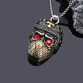 Detalle del collar de calavera punk con ojos rojos y casco con cruz dorada - Colgante Dorado Bicolor (Sin Cadena)