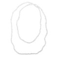 Détail macro d'un collier de perles blanches à double rangée de style bohème minimaliste - Blanc