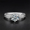 Dettaglio dell'anello moissanite classico a sei griffe con diamanti su sfondo scuro - Stile Classico Sei Griffe Fascia Pavé (NJZ-49)