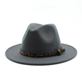 Dettaglio del cappello fedora in lana grigio scuro con un elegante cinturino leopardato - M (56-58cm) / grigio scuro