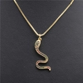 Collana con ciondolo a serpente dorato e zirconi colorati su sfondo in pelle nera - Serpente in Zirconia Arcobaleno Oro