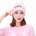 Bonnet de maternité en coton rose avec imprimé ours, porté par un modèle pour le confort - Je T'aime / Rose