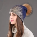 Gorro de punto azul oscuro con rayas doradas y pompón de piel marrón muy suave - Azul Oro con Pompón de Color Natural