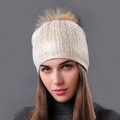 Gorro de punto para mujer en oro y blanco con un pompón de piel sintética marrón suave - Blanco con Pompón de Color Natural