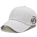 Berretto da baseball bianco in cotone con ricamo NOW nero in stile street minimal - Bianco