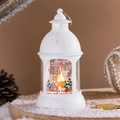 Details einer weißen Weihnachtslaterne mit Rentier-Motiv und warmem LED-Kerzenlicht - Elch