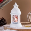 Detail der weißen Weihnachtslaterne mit Weihnachtsmann-Motiv und warmem Licht - Weihnachtsmann
