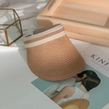 Detail eines Stroh-Sonnenvisiers mit rosa Streifenband auf einem Holztablett - Erwachsene 56-58cm / Khaki