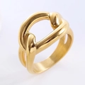 Anillo moderno de acero inoxidable dorado con eslabones entrelazados y diseño abierto - US 6 / Dorado
