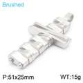 Ciondolo a croce irregolare in acciaio inossidabile spazzolato da uomo in argento, 51x25mm - Ciondolo Stile Avvolto Spazzolato Argentato (Senza Catena)