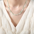 Collana artigianale di pietre naturali colorate con perline di cristallo verdi e blu - Stile con Perline Verdi / 42+5cm