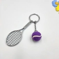Detailansicht Schlüsselanhänger Set mit Tennisschläger aus Metall und lila Tennisball - Lila