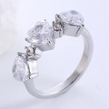 Anillo de hip hop en acero inoxidable plateado con tres circonitas claras de corazón - US 6 / Acero + Circonita Blanca