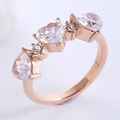 Anillo ajustable de oro rosa con tres piedras blancas de pera y pequeños brillantes - US 6 / Oro Rosa + Circonita Clara