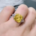 Anello in argento con grande pietra preziosa gialla quadrata e pietre laterali bianche - Aperto Regolabile / Strass Giallo Oro (Griffa Dorata Lavorazione Pregiata)