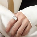 Verstelbare zilveren titanium ring met witte schelp inlay getoond op wijsvinger - US 7 / A548-Ovaal Parelmoer / Staalkleur