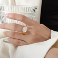 Elegante goudkleurige titaniumstalen open ring met ovale witte schelp voor dames - US 7 / A548-Ovaal Parelmoer / Goud