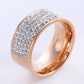 Anillo ancho de acero inoxidable oro rosa con cinco filas de circonitas transparentes - US 6 / Oro rosa