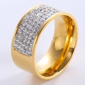 Anillo de acero inoxidable con cinco filas de circonitas doradas visto desde 45 grados - US 6 / Dorado