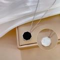 Detalle del colgante hexagonal de nácar en cadena de oro sobre fondo de seda blanca - Estilo de Ágata Negra de Acero (S204)