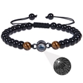 Dettaglio del bracciale occhio di tigre con pietra di proiezione circolare in 100 lingue - Braccialetto di Ossidiana