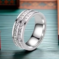 Macro di un anello in acciaio argento con doppia fila di zirconi a taglio quadrato - US 5 / Argento Doppia Fila Zirconia Quadrata