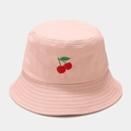 Dettaglio di un cappello a secchiello rosa con ricamo di ciliegie e trama in tela - Ciliegia Rosa