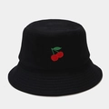 Dettaglio del ricamo a ciliegia su un cappello a secchiello in cotone nero - Nero Ciliegia