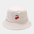 Détail de la cerise brodée sur le bob en toile blanc cassé avec surpiqûres sur le bord - M (56-58cm) / Cerise Beige